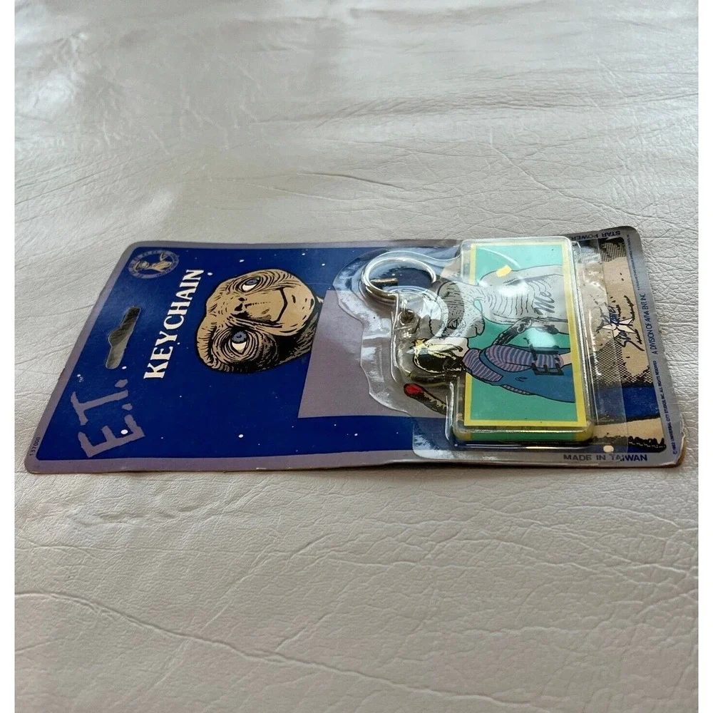 ET Extra Terrestrial Plastic Keychain 1982 Gertie and ET‎ Made in Taiwan